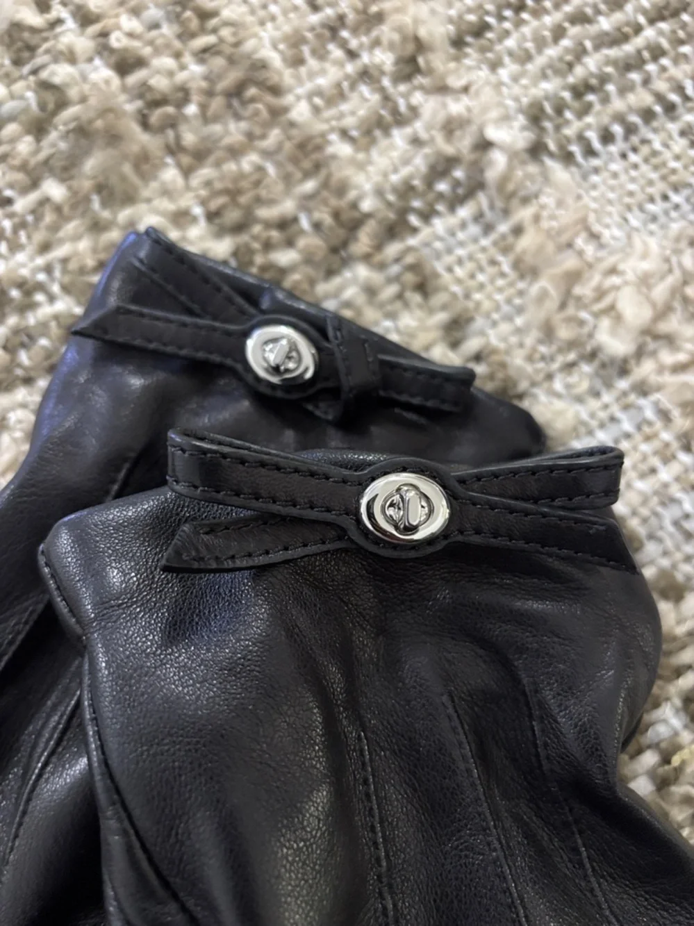 Coach‎ Classic Black Turnlock Bow Black Leather Wool Lined Women's Gloves Size 8